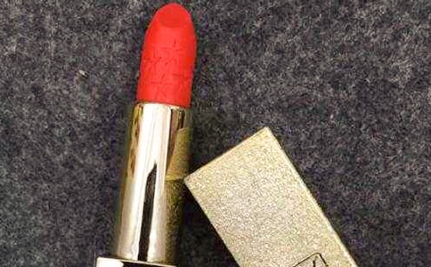 姑娘,你的口紅永遠比紙巾重要