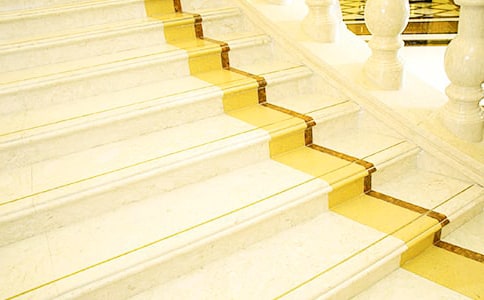 小班安全《上下樓梯的安全》教案及活動反思